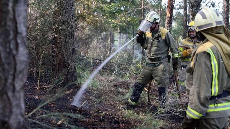 Efectivos de emergencias, liquidando el incendio declarado ayer en Carráns. // Bernabé / Cris M.V.