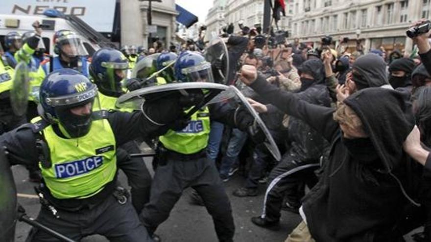 Policías se enfrentan a manifestantes en Londres.