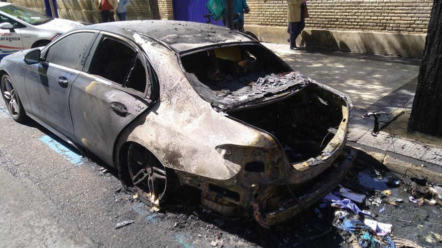 Un coche y cuatro contenedores calcinados en un incendio junto al colegio Carmelitas de Zaragoza