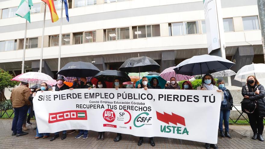 Protesta sindical ante la pérdida de 50 plazas de personal laboral de Educación por jubilaciones sin cubrir