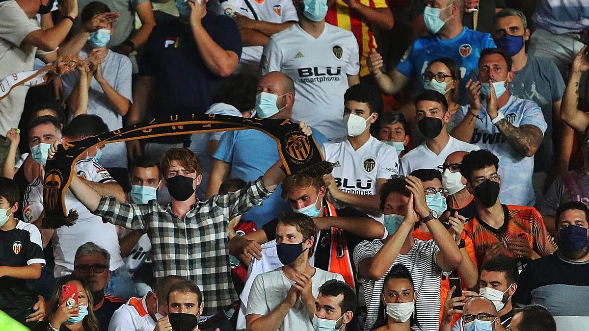 Espectadores en el transcuros del Valencia-Alavés en Mestalla. | FRANCISCO CALABUIG