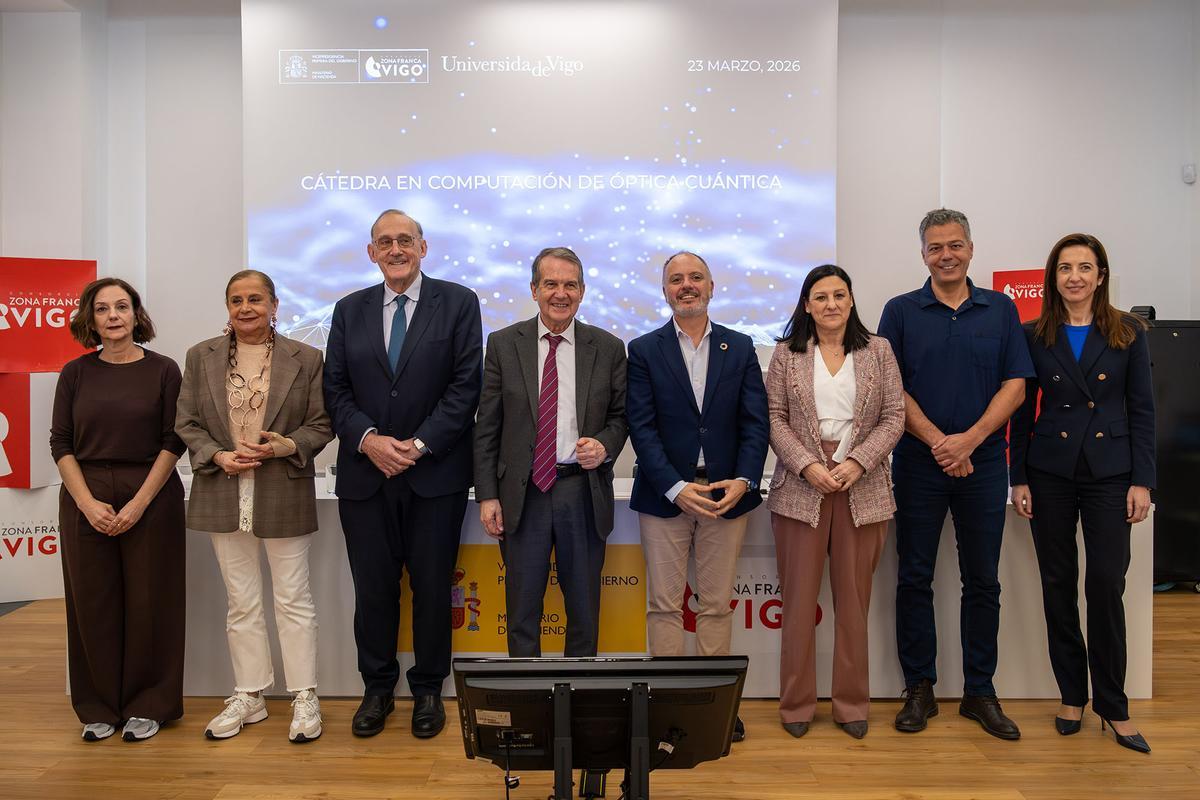 Foto de familia de todos los asistentes a la firma del convenio entre la UVigo y Zona Franca.