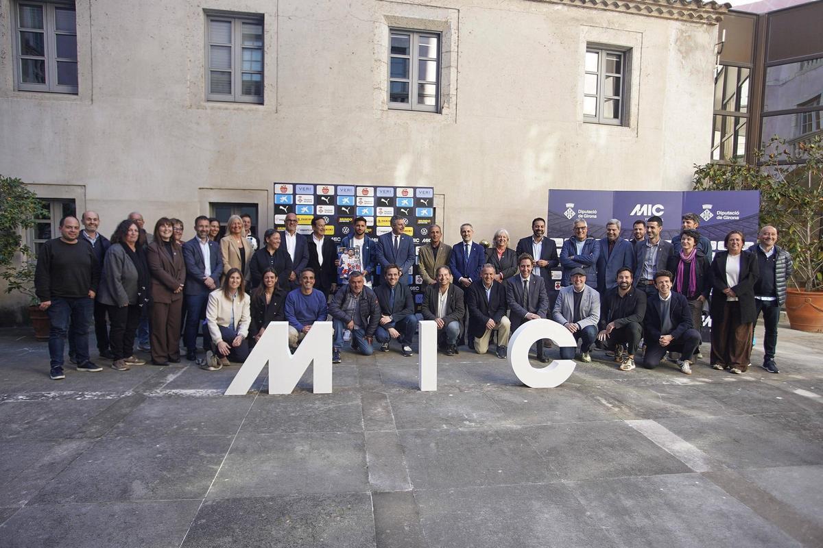 Foto de família de les autoritats en la presentació del MIC.