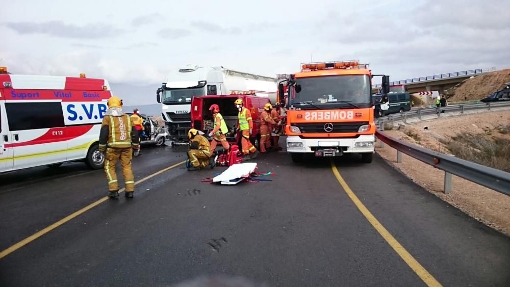 El choque entre un camión y un vehículo ha tenido lugar en la N-344 que une los municipios de Villena, Caudete y Font de la Figuera