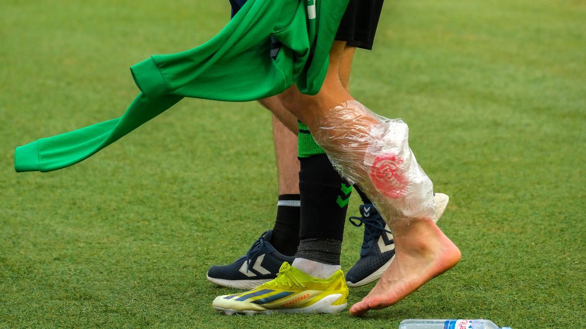 El centrocampista del Betis, Isco Alarcón, se retira tras sufrir una lesión