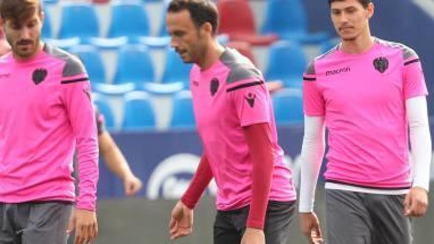 Pazzini, durante el entrenamiento de ayer en el Ciutat de València.