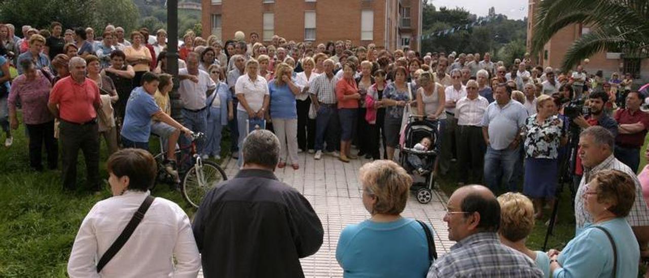 Una concentración de repulsa contra el asesinato de Margarita Piloñeta, en Riaño