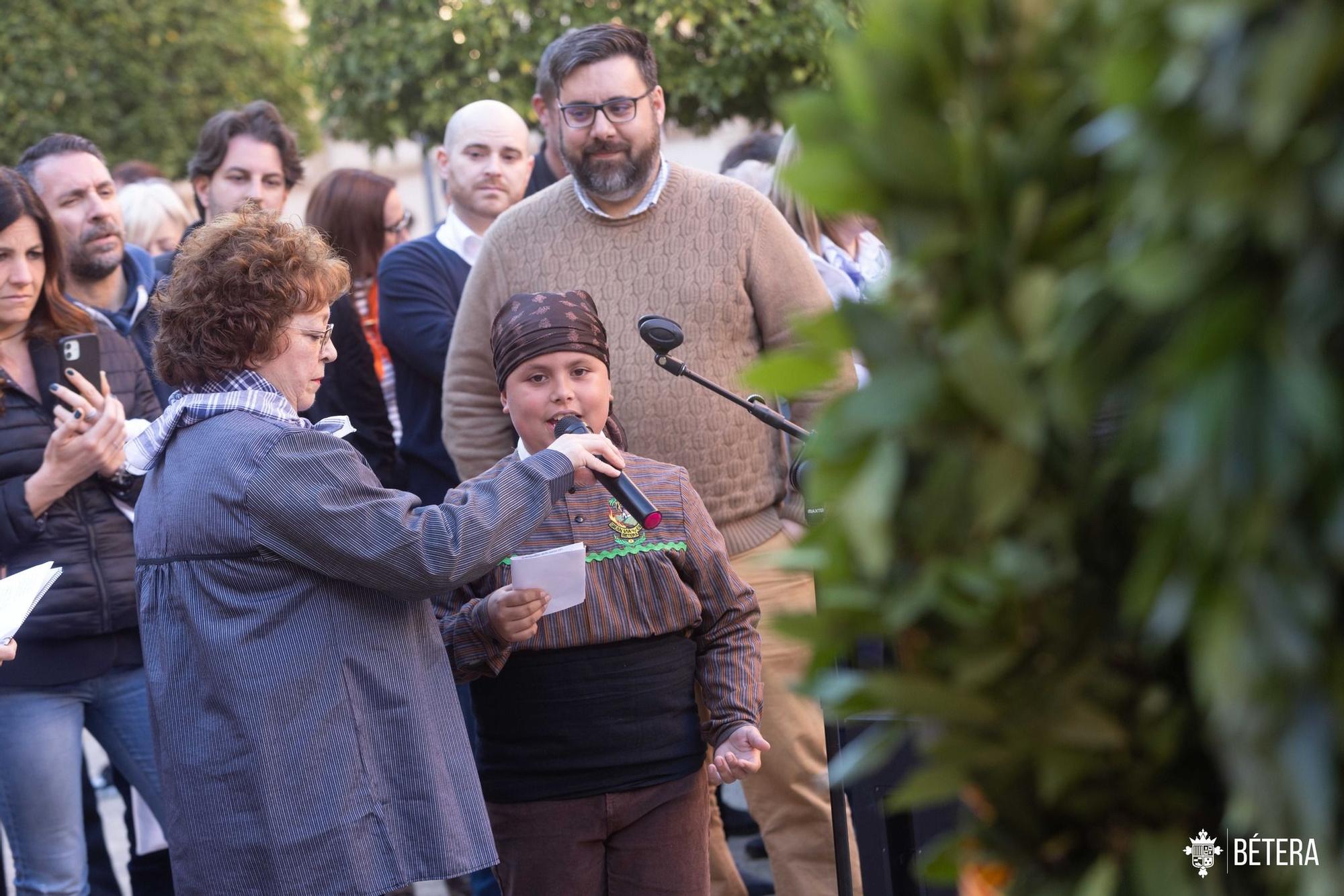 La primera ofrenda de Bétera: Las comisiones homenajean al cantaor 'Xiquet de Bétera'