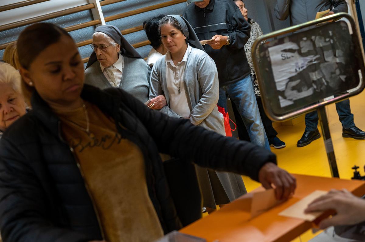 MADRID, 28/05/2023.- Una monjas hacen cola para ejercer su derecho al voto en el colegio electoral de Corazón de María en María en Madrid este domingo durante las elecciones municipales y autonómicas. EFE/ Fernando Villar