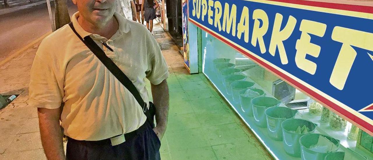 Barceló ante el famoso escaparate con cubos de alcohol del supermercado de la Avinguda Miramar.