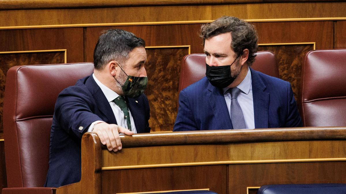 El líder de Vox, Santiago Abascal (i) y el portavoz de Vox en el Congreso, Iván Espinosa de los Monteros.