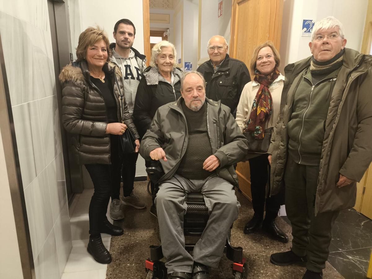 Vecinos de Malvarrosa a la salida del pleno.