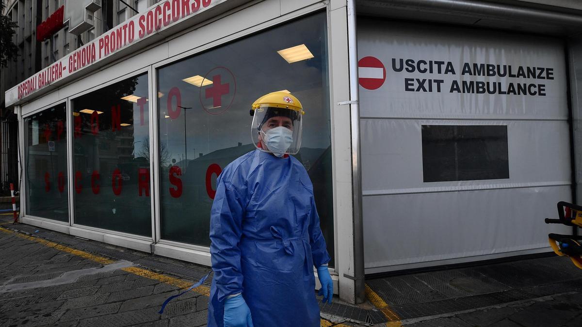 Un sanitario a las puertas de un hospital italiano.