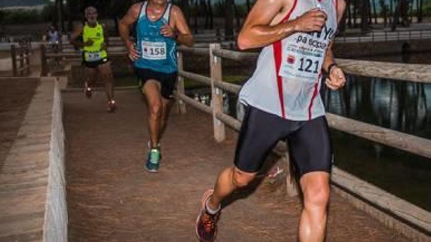 la carrera atravesó parajes de gran atractivo y animó las calles de la población. De laa la Diversos momentos de la prueba, en la que no faltaron numerosos niños de todas las edades f alejandro lostado (ALV fotografía)  De laa la Distintos instantes de la entrega de trofeos a los más rápidos f ALV fotografía