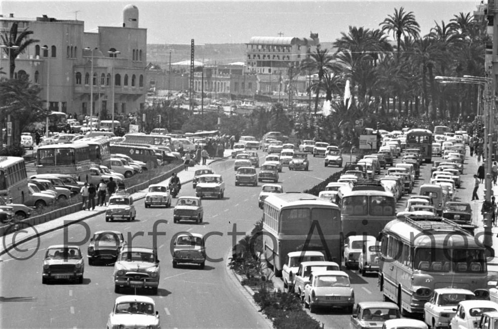 Así era el tráfico en la ciudad de Alicante en los años 60 y 70 en pleno verano