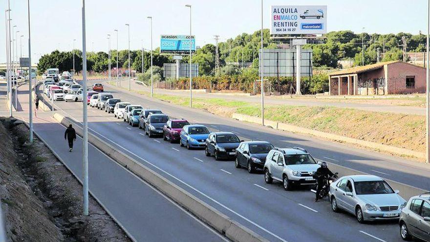 Colas en los accesos y calles vacías en el inicio del cierre perimetral