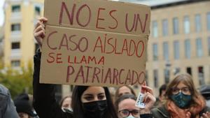 Una mujer sostiene una pancarta donde se lee la frase No es un caso aislado, se llama patriarcado, en una manifestación contra la sumisión química en Madrid