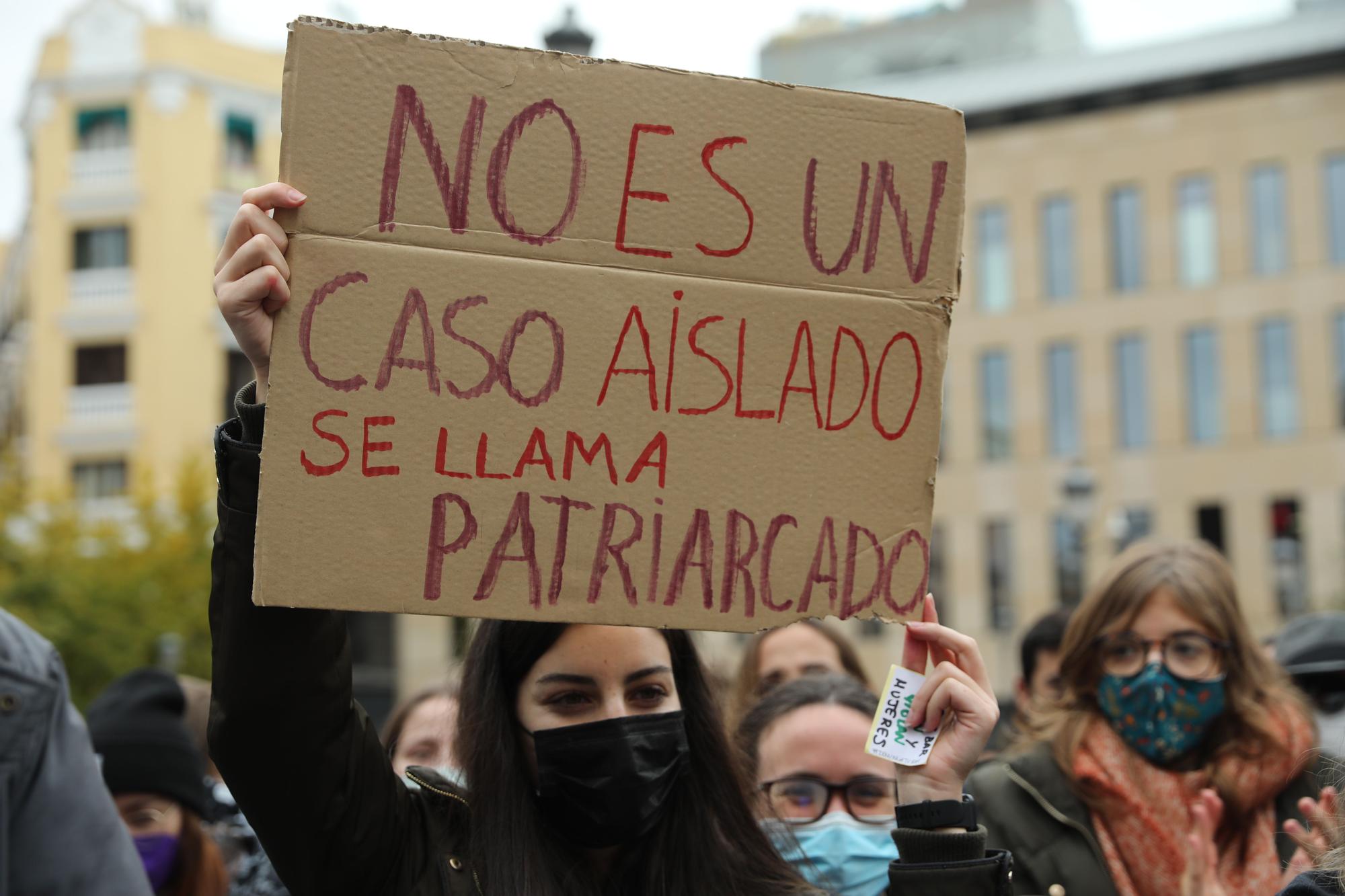 Una mujer sostiene una pancarta donde se lee la frase &quot;No es un caso aislado, se llama patriarcado&quot;, en una manifestación contra la sumisión química en Madrid