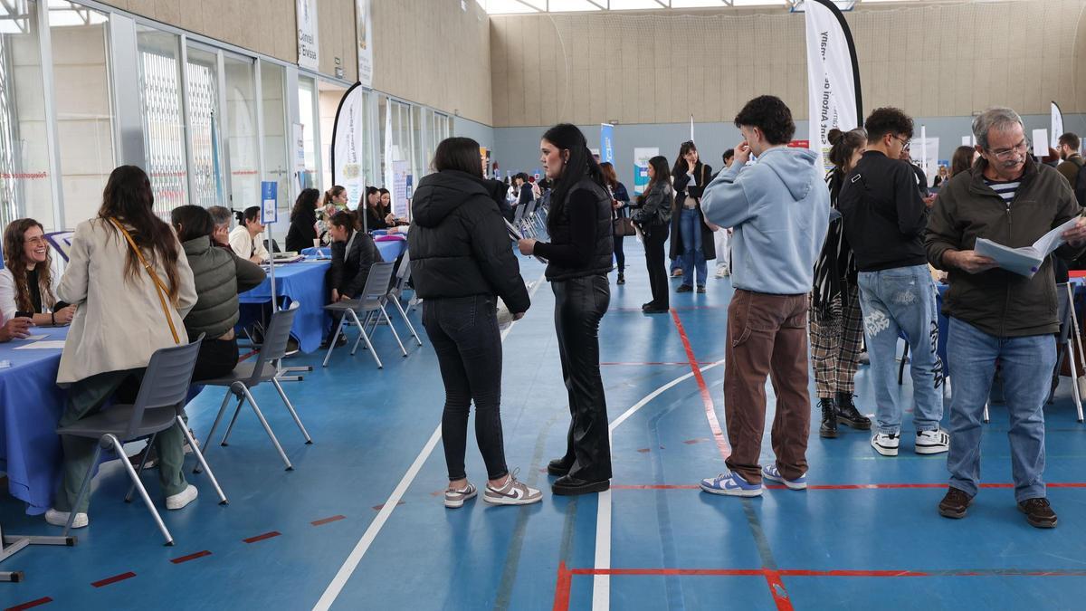 Personas en busca de empleo, en la feria 'Activa't Portmany, Anem per feina'