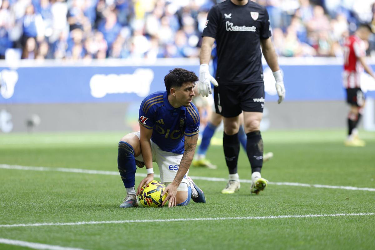 Colombatto durante el Real Oviedo-Athletic Club