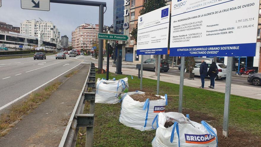 El cartel anunciador de las obras de la glorieta de la Cruz Roja, ayer, ya instalado. | LNE