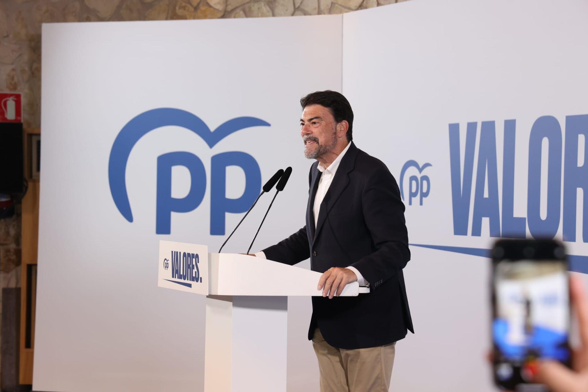 Así han llegado Feijóo y Mazón a la comida con militantes del PP en Alicante