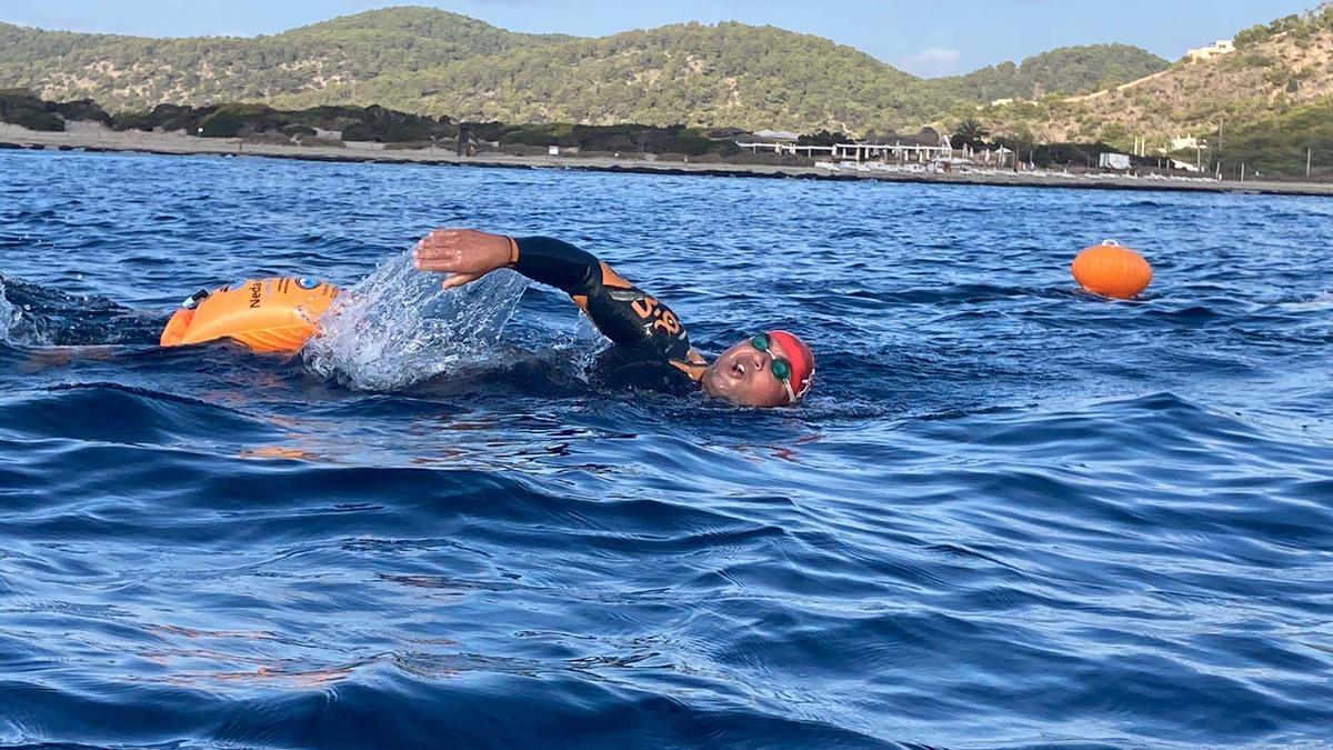 El paratriatleta Javier Vergara cumple con éxito su reto de 5km de natación por una causa benéfica