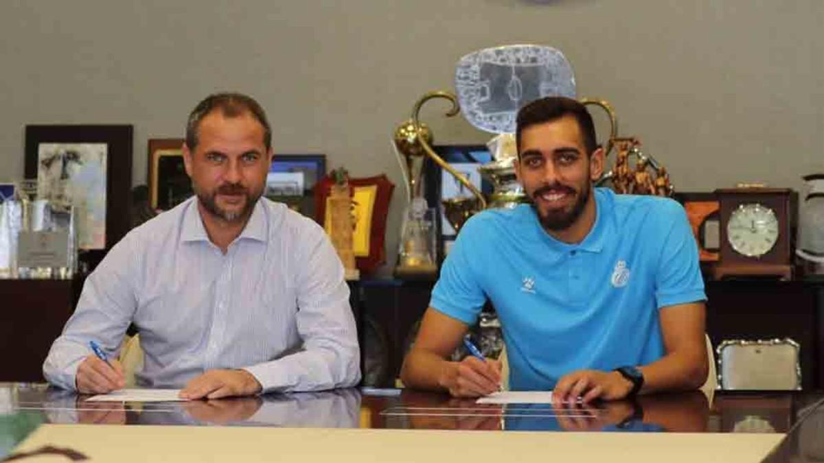 Oscar Perarnau y Borja Iglesias en la firma del contrato