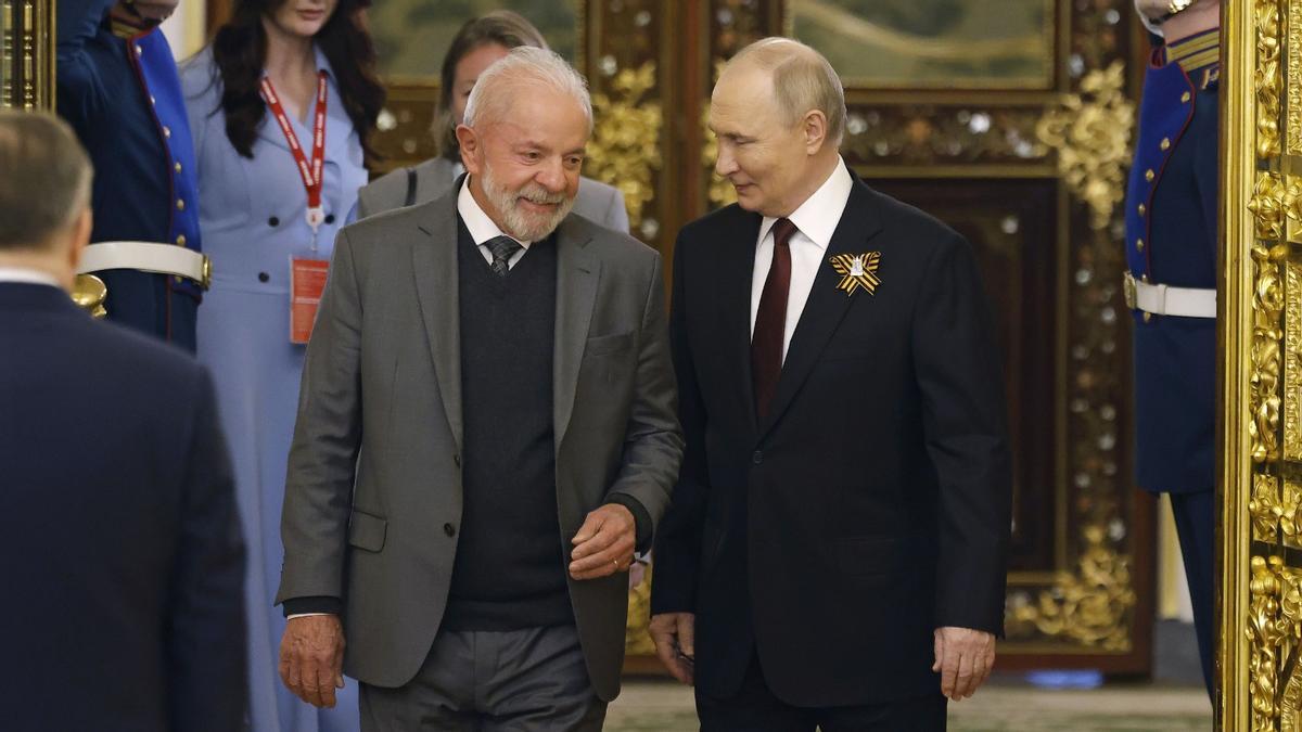El presidente de Brasil Lula da Silva, se entrevista con Vladímir Putin en Moscú en mayo de 2025.