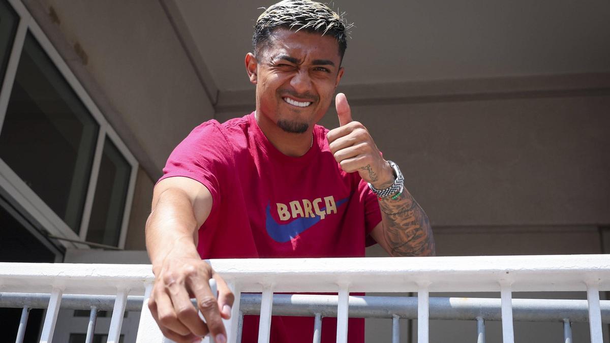 Julián Araujo salude desde ek balcón del hotel Westin de Annapolis, donde se hospedó el Barça durante la gira.