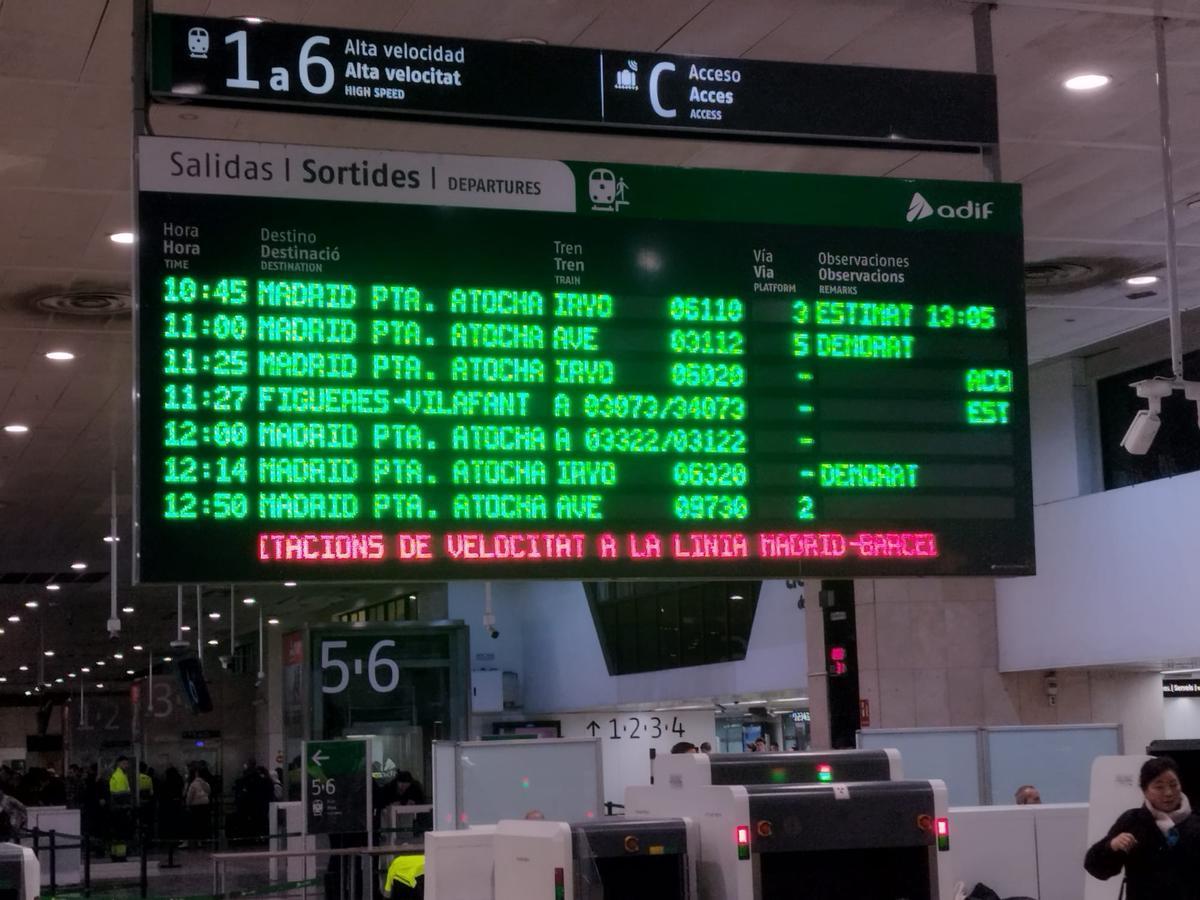 La pantalla de información de la alta velocidad en la estación de Sants, en Barcelona.