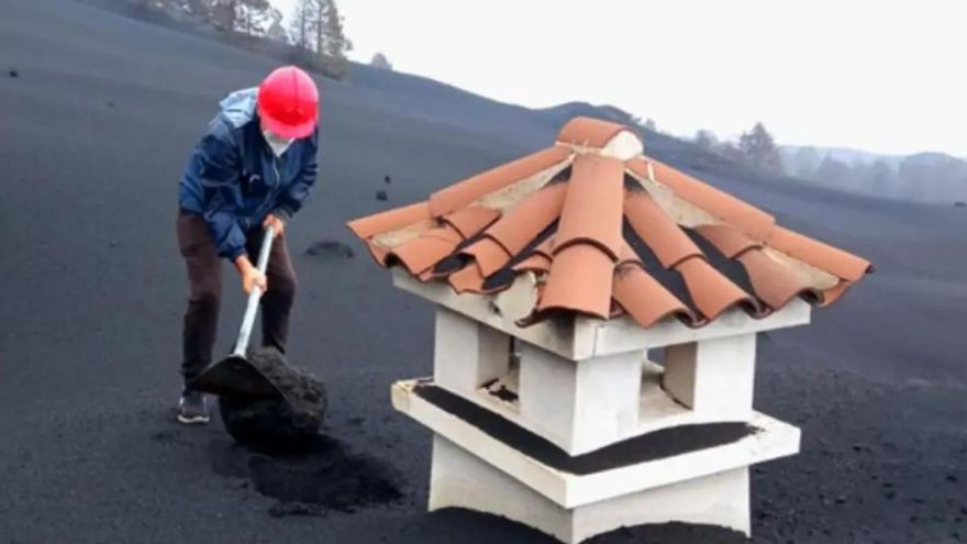Vicente, el hombre que lucha por recuperar su casa tras la erupción del volcán de La Palma