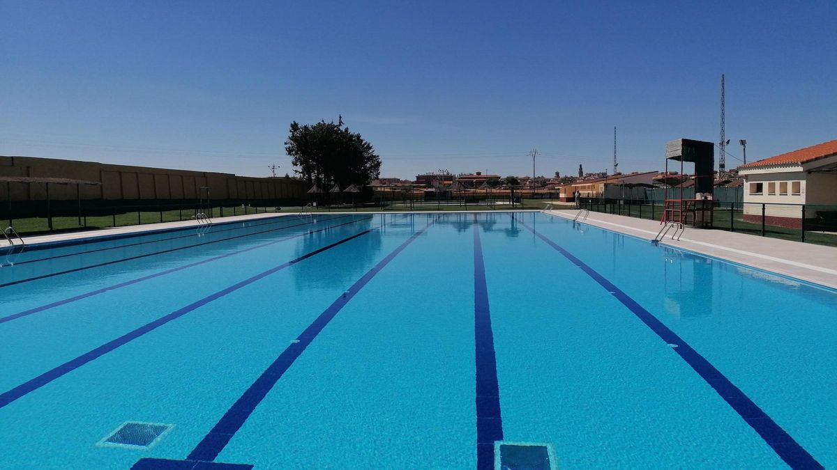 Instalaciones de la piscina de verano de Toro