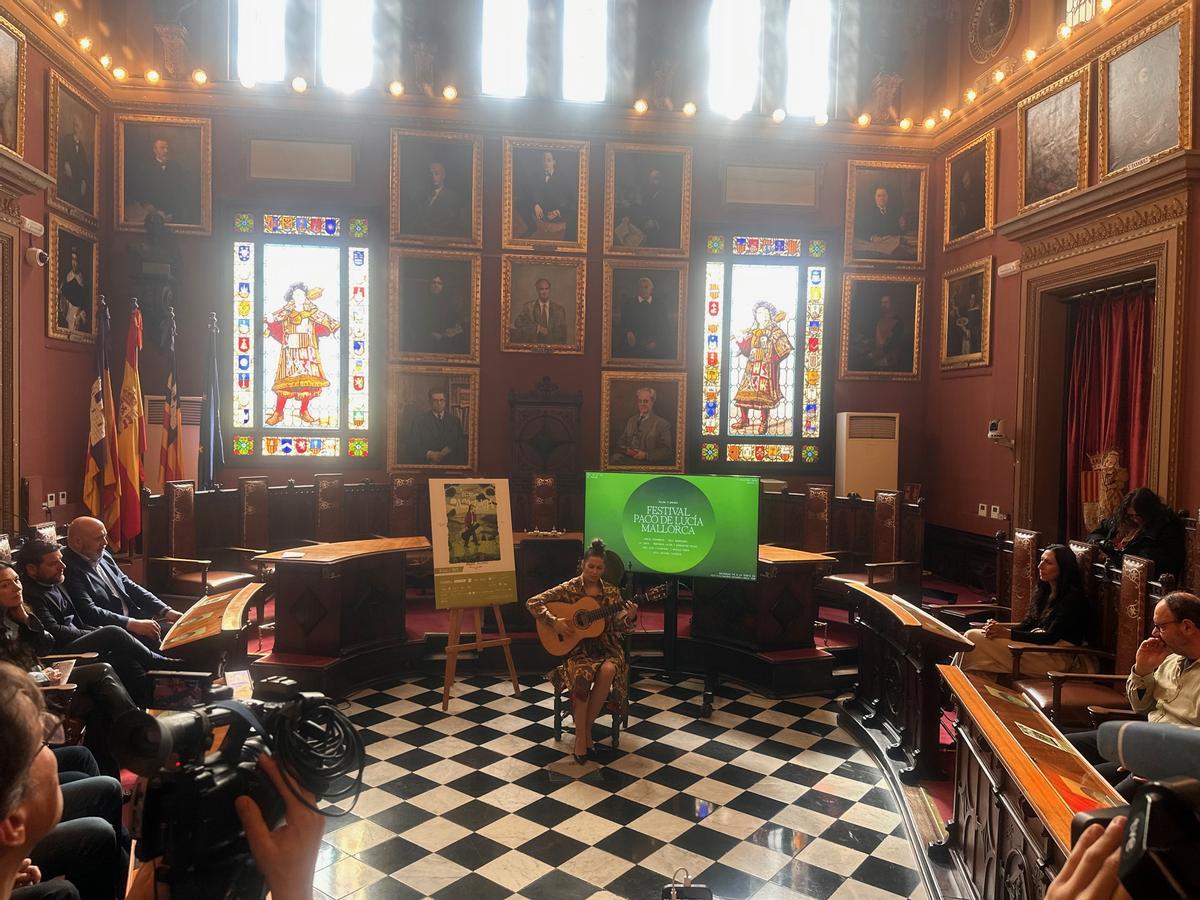 Mercedes Luján spielte zum Abschluss der Pressekonferenz live im Rathaus von Palma.