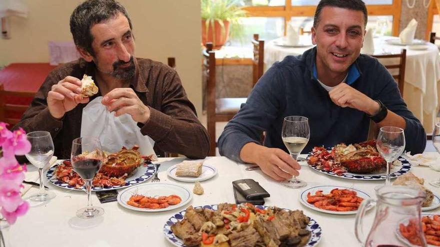 Dos de los comensales del Cons da Garda, ante los camarones, centollos y carne de cachena. // Muñiz