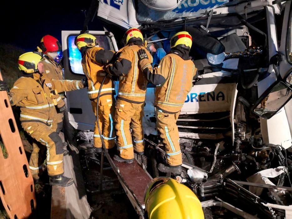 Un fallecido en la A-33 en un accidente con dos camiones implicados