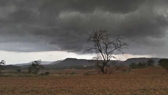 Cel de tempesta. D’un cel clar, de mica en mica, s’acostava un cel de tonalitat grisenca i amenaçadora.