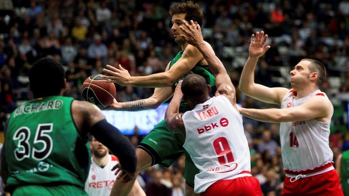 El base verdinegro Laprovittola trata de encestar entre Tabu y Salgado, del Bilbao.