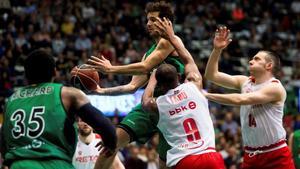 El base verdinegro Laprovittola trata de encestar entre Tabu y Salgado, del Bilbao.