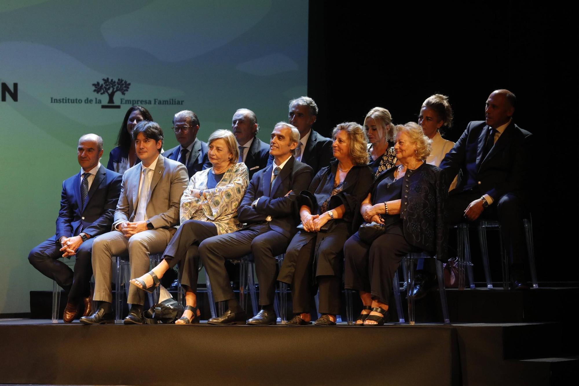 Entrega del premio "Familia Empresaria" a la familia Cosmen Menéndez-Castañedo