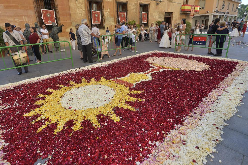 Diferentes imágenes de la procesión litúrgica del Corpus Christi que ayer recorrió las calles del centro, tal y como viene sucediendo desde hace más de seis siglos.