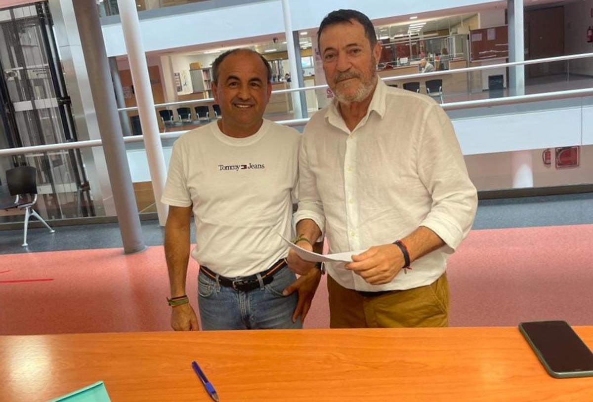 Óscar Pérez (derecha), registra su candidatura al Cabildo de Lanzarote por VOX.