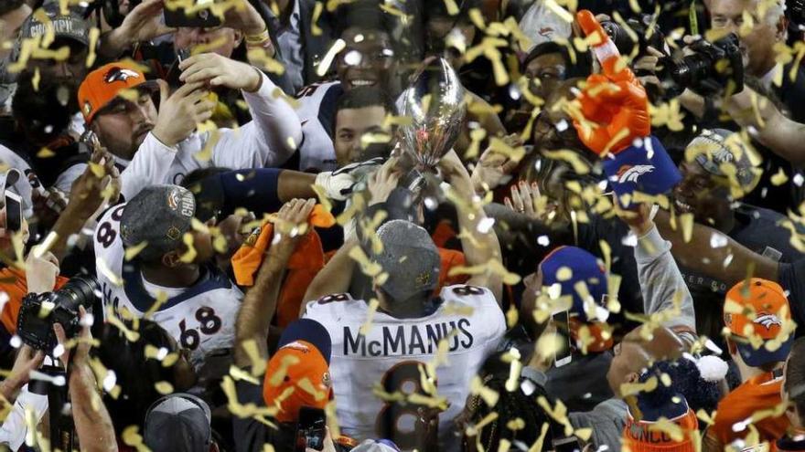 Los Broncos celebran su victoria en el Levi&#039;s Stadium de Santa Clara.