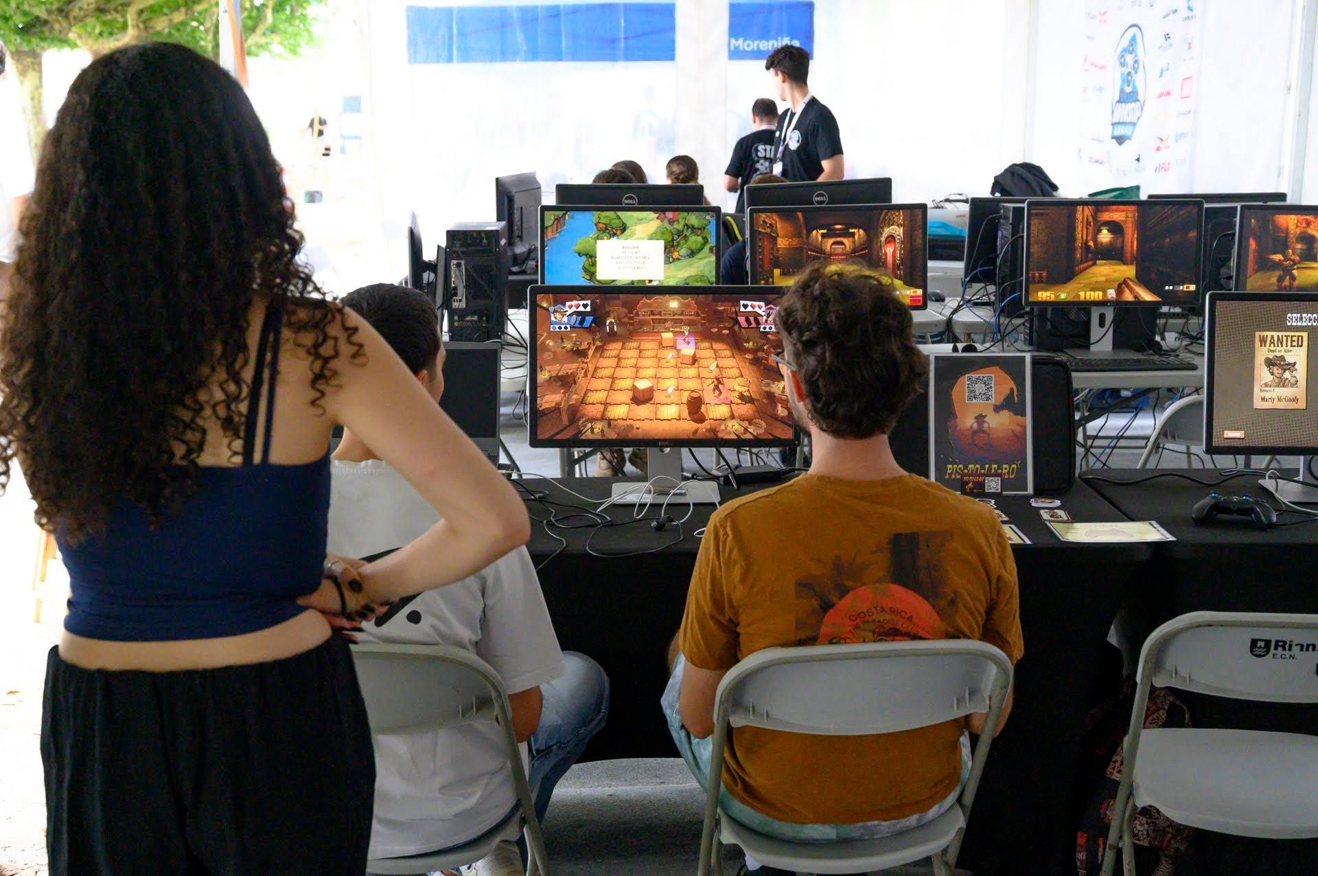 Mozos na Praza de Castelao gozando do Rianxo Gaming.