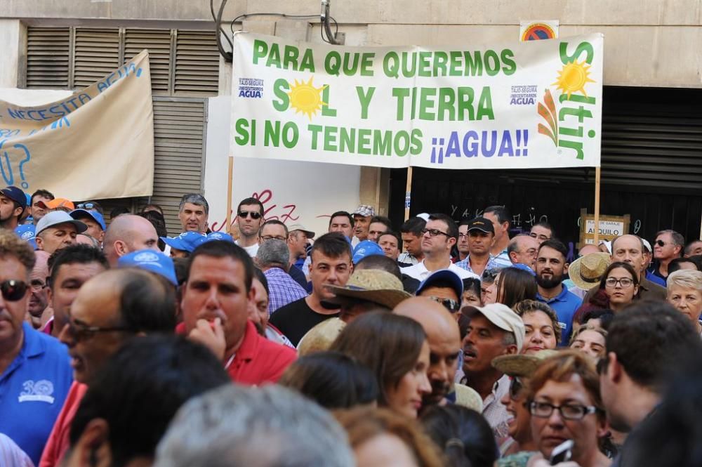 Gran protesta de los agricultores frente a la CHS