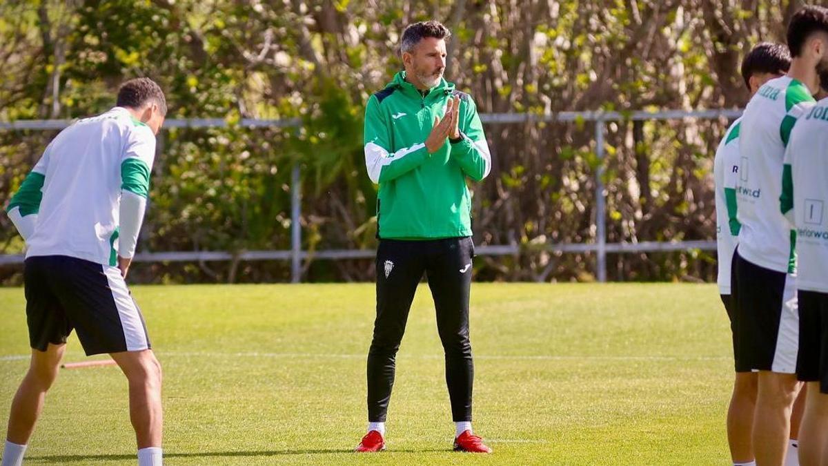 Iván Ania, técnico del Córdoba CF, en un entrenamiento de la pasada temporada.