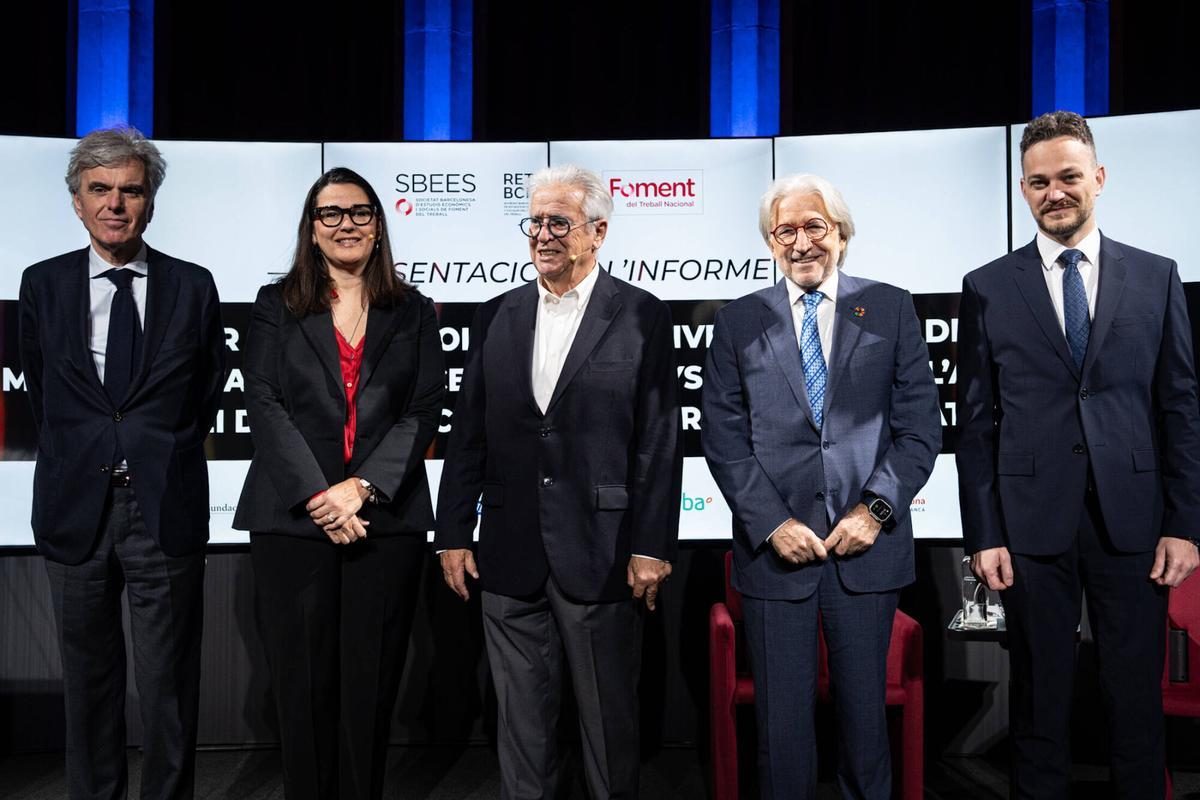 Presentación del informe 'Repensar la metrópoli' en la sede de Foment del Treball. En la imagen, Félix Riera (director de la Societat Barcelonesa d'Estudis Econòmics i Socials de Foment del Treball), la vicepresidenta de Foment, Mar Alarcón; el exalcalde de Barcelona, Joan Clos; el presidente de Foment del Treball, Josep Sánchez Llibre; y el consejero delegado de Aigües de Barcelona, Felipe Campos