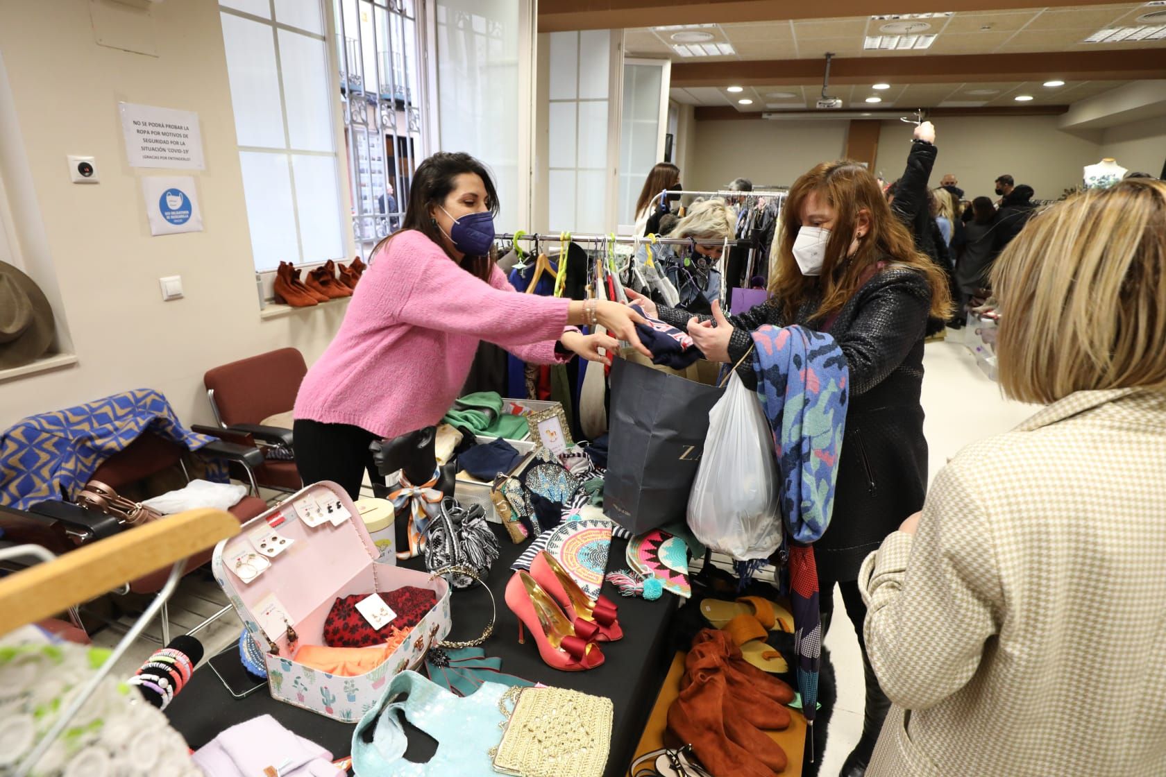 'Influencers' de Aragón venden su ropa en el III 'Fashionmarket' Zaragoza