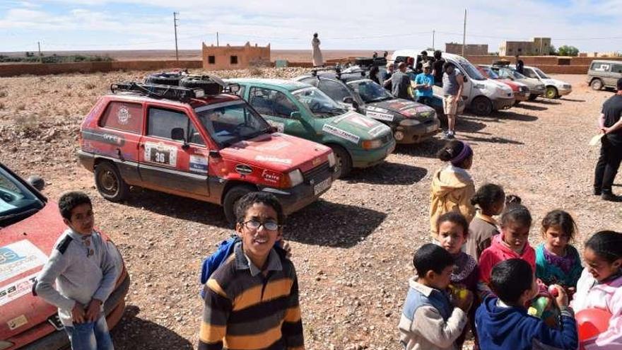 Una vista de los vehículos con los niños, a su llegada a Ouzoud.