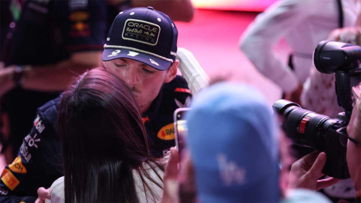 Verstappen recibe un beso de felicitación de su novia Kelly Piquet en Losail